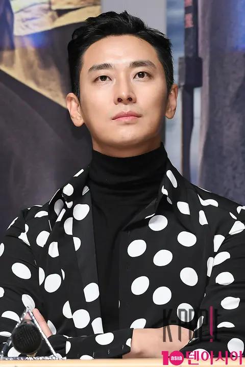 Joo Ji-hoon — Along with the Gods GV