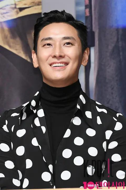 Joo Ji-hoon — Along with the Gods GV