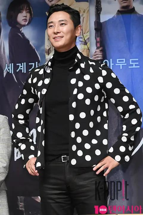 Joo Ji-hoon — Along with the Gods GV