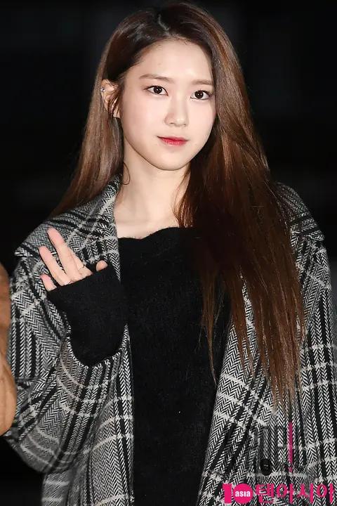 OH MY GIRL, Ji-ho — Music Bank Arrival