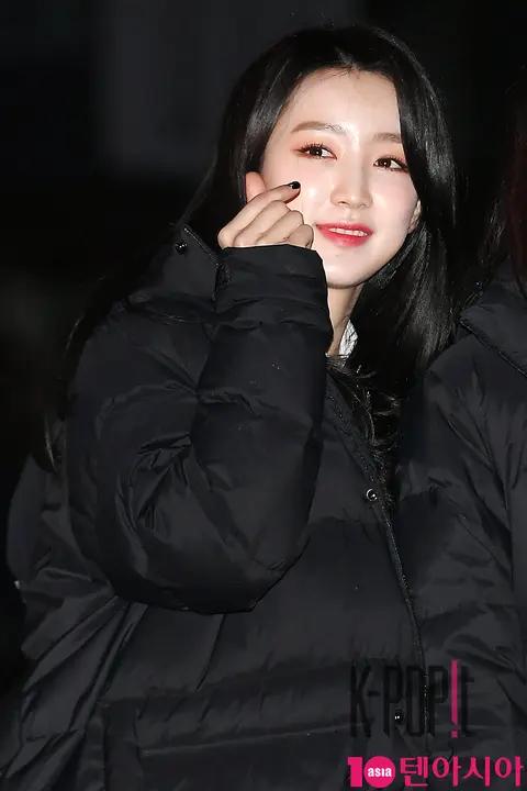 gugudan, Hana — Music Bank Arrival