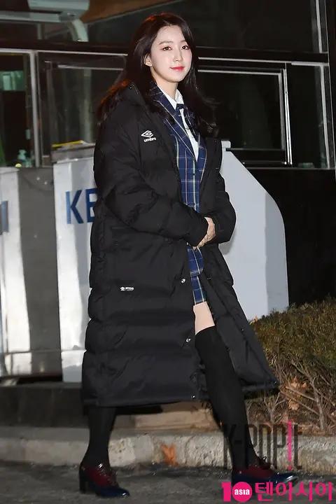 gugudan, Hana — Music Bank Arrival