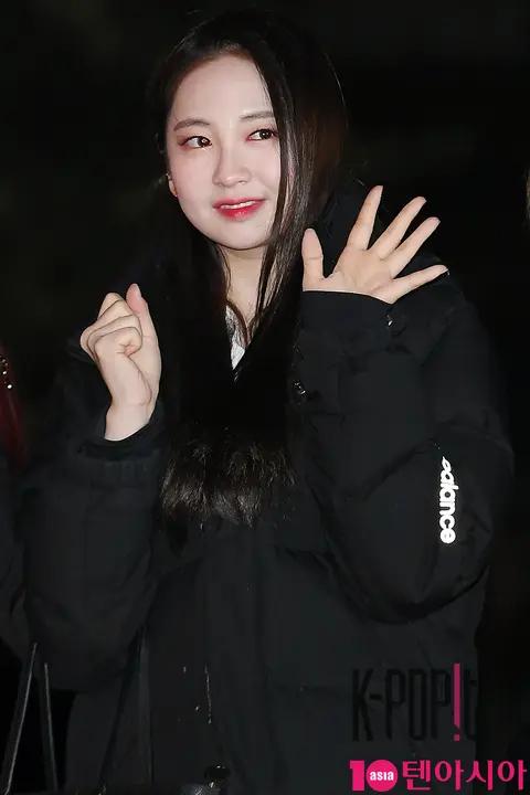 MOMOLAND, Tae-ha — Music Bank Arrival