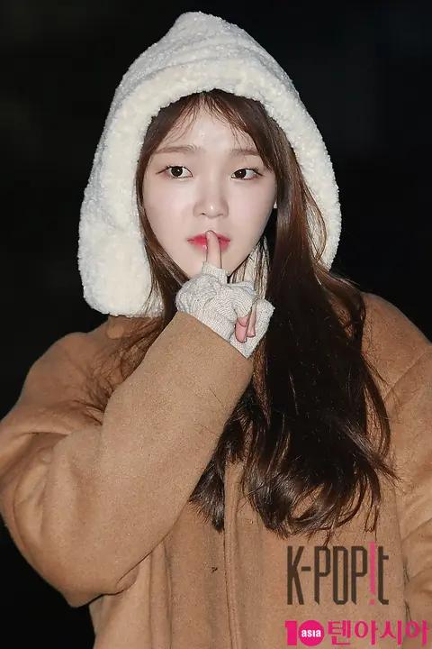 OH MY GIRL, Seung-hui — Music Bank Arrival