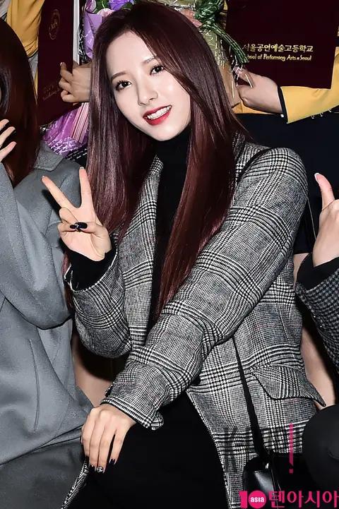 WJSN, Bona — Seoul Performing Arts High School Graduation