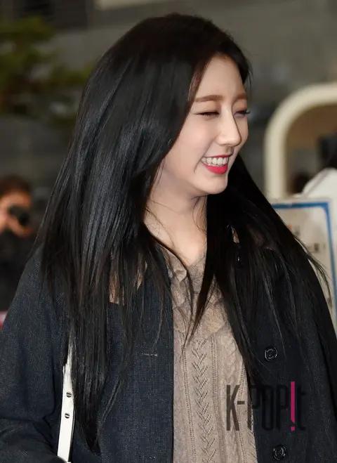 Lovelyz, Jung Ye-in — Airport