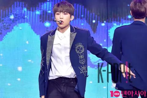 Wanna One, Park Woo-jin — Gaon Chart Red Carpet