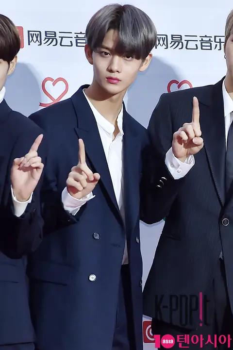 Wanna One, Bae Jin-young — Gaon Chart Red Carpet