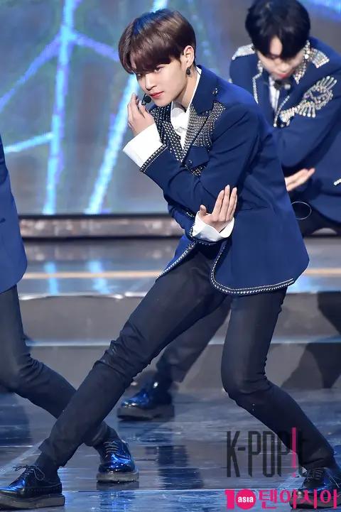 Wanna One, Lee Dae-hwi — Gaon Chart Red Carpet