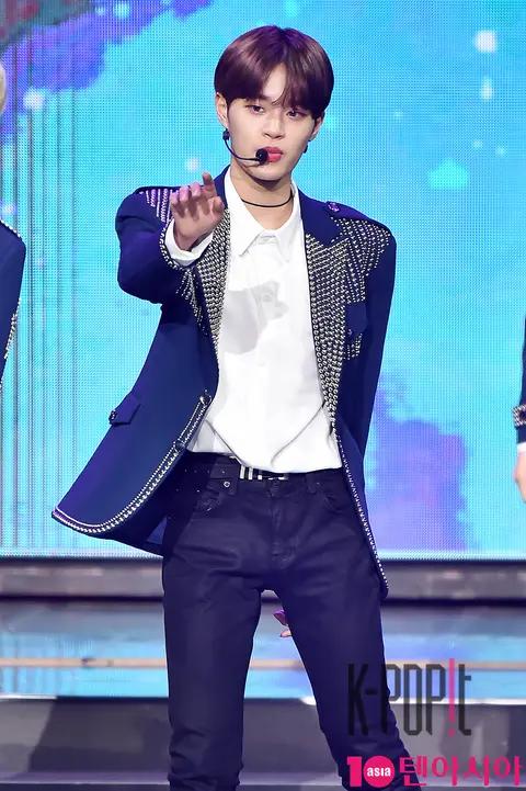 Wanna One, Lee Dae-hwi — Gaon Chart Red Carpet