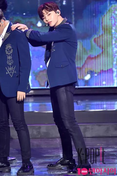 Wanna One, Hwang Min-hyun — Gaon Chart Red Carpet