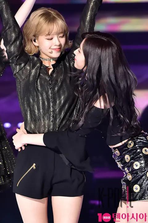 TWICE, Jeongyeon, Sana — Gaon Chart Red Carpet