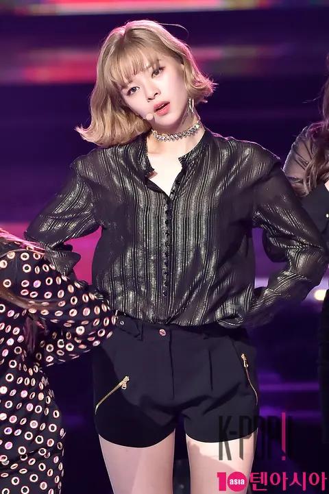 TWICE, Jeongyeon — Gaon Chart Red Carpet