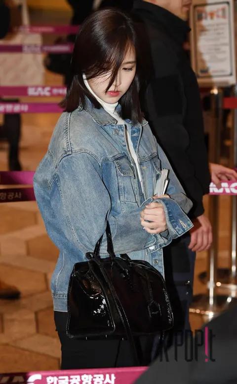 TWICE, Mina — Airport
