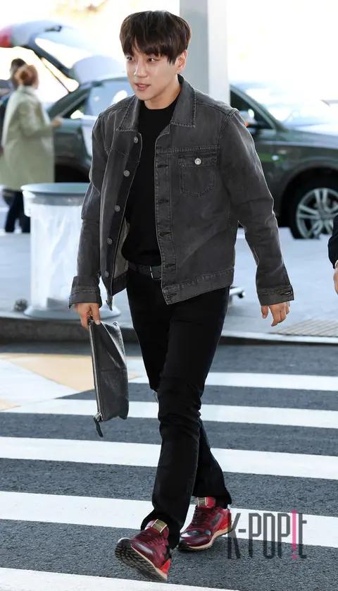 Hwang Chi-yeul — Airport