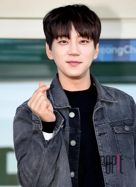 Hwang Chi-yeul — Airport