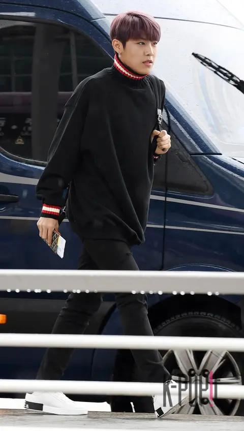 Wanna One, Park Woo-jin — Airport