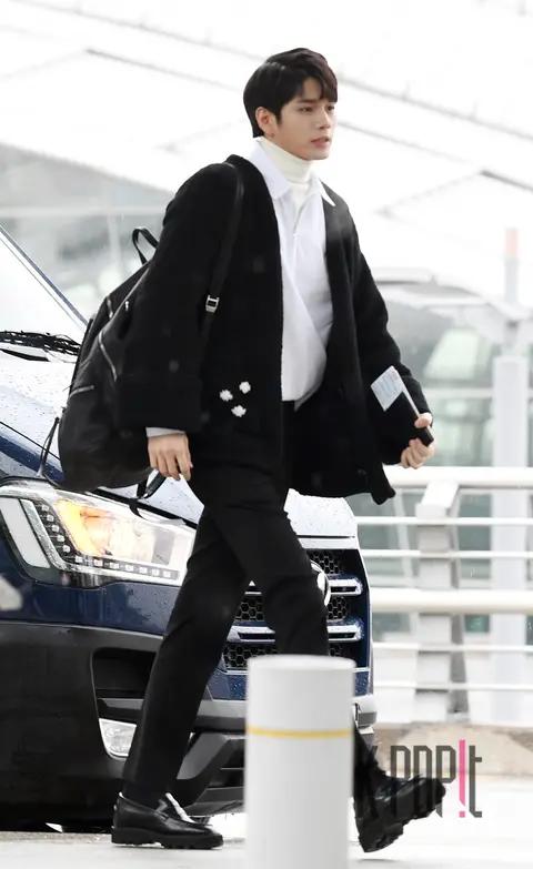 Wanna One, Ong Seong-wu — Airport