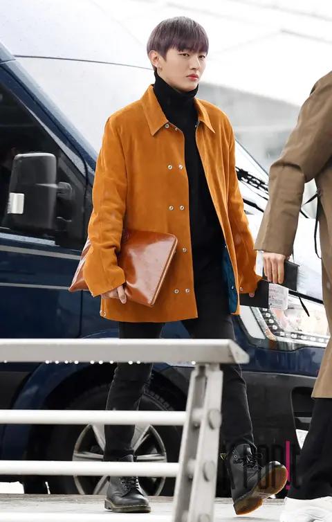 Wanna One, Yoon Ji-sung — Airport