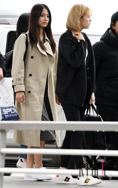 TWICE, Tzuyu (TWICE), Jeongyeon — Airport