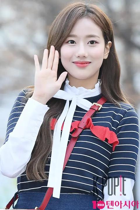 APRIL, Naeun — Music Bank Arrival