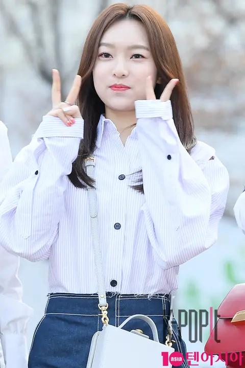 APRIL, Yena — Music Bank Arrival