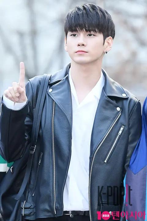 Wanna One, Ong Seong-wu — Music Bank Arrival