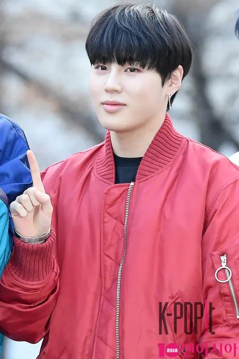 Wanna One, Ha Sung-woon — Music Bank Arrival