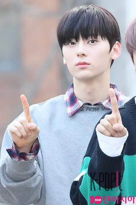 Wanna One, Hwang Min-hyun — Music Bank Arrival