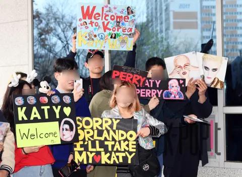 Katy Perry — Airport