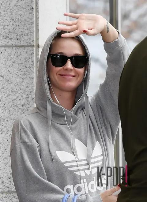 Katy Perry — Airport