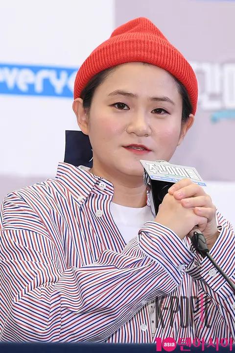 Kim Shin-young — Weekly Idol Press Conference — 2018-04-11