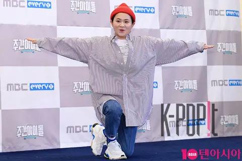 Kim Shin-young — Weekly Idol Press Conference — 2018-04-11