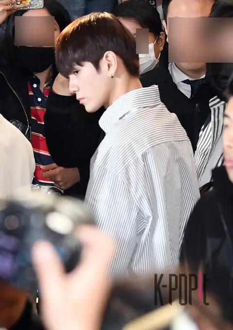 Wanna One, Ong Seong-wu — Airport