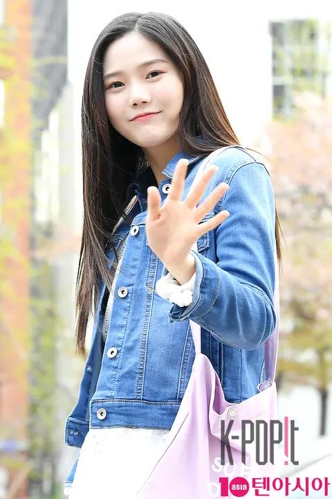 Banhana (OH MY GIRL), HyoJung — Music Bank Arrival