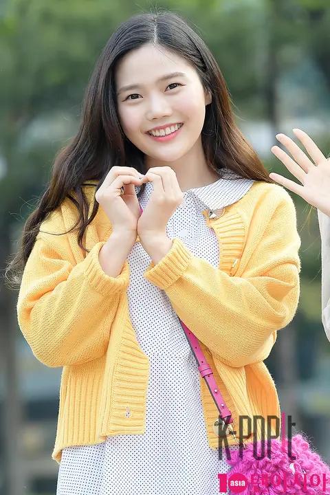 Banhana (OH MY GIRL), HyoJung — Music Bank Arrival