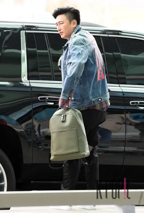 Ahn Jung-hwan — Airport
