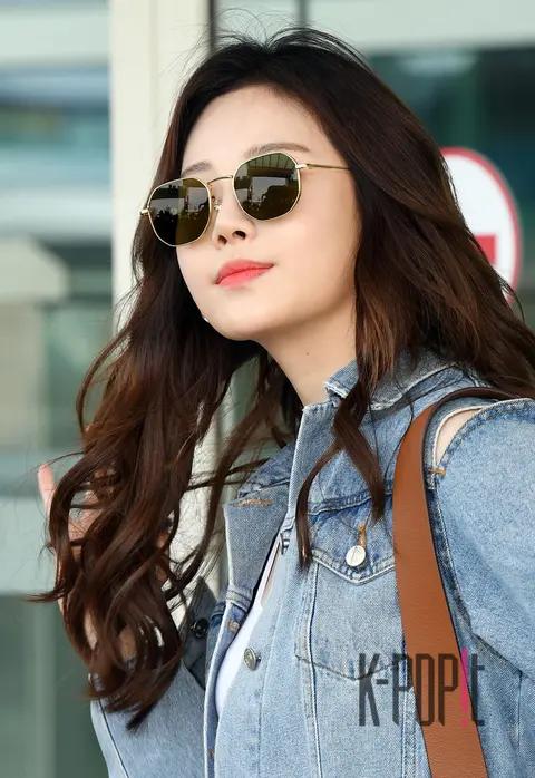 Girl's Day, Yura — Airport
