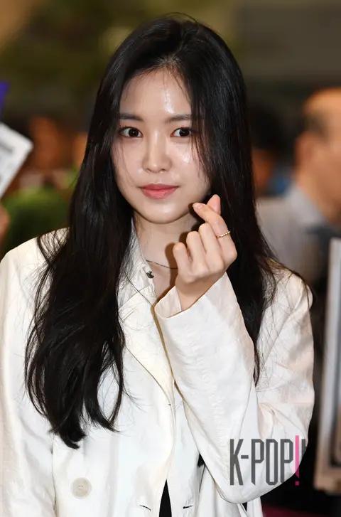 Apink, Son Na-eun — Airport