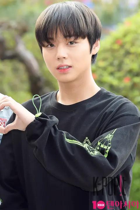 Wanna One, Park Ji-hoon — Battle Trip Arrival