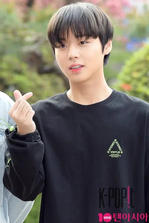 Wanna One, Park Ji-hoon — Battle Trip Arrival