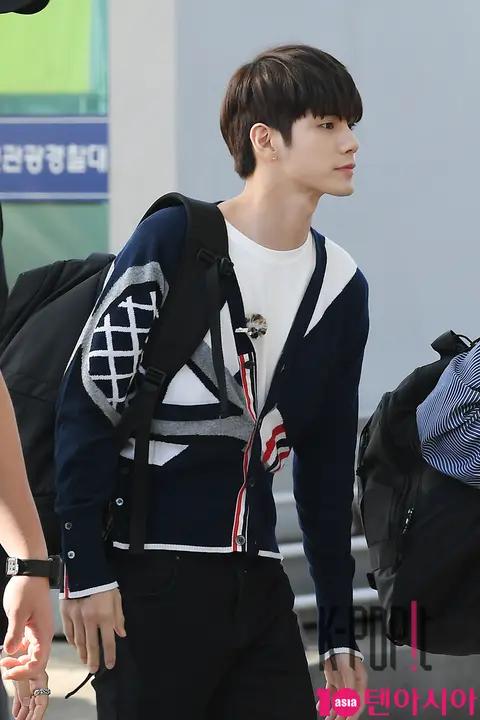 Wanna One, Ong Seong-wu — Airport