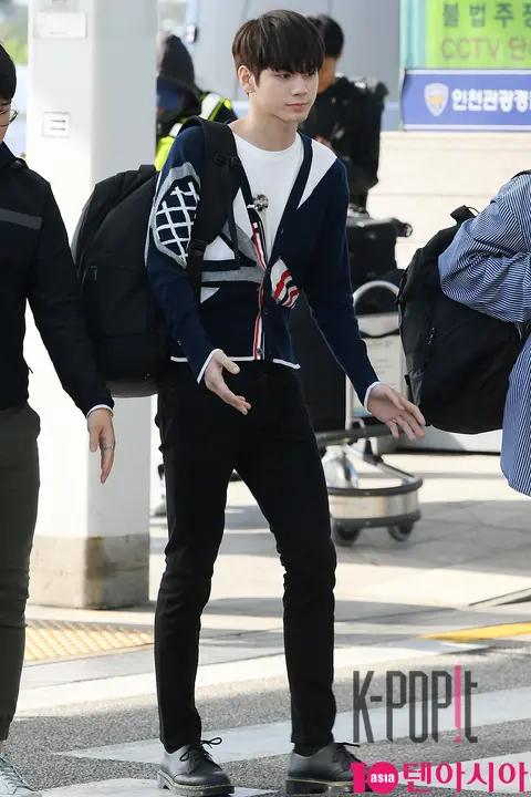Wanna One, Ong Seong-wu — Airport