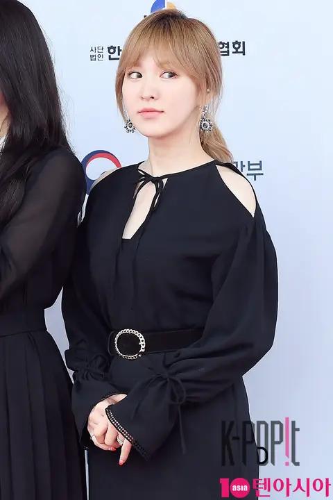 Red Velvet, Wendy — Dream Concert Red Carpet