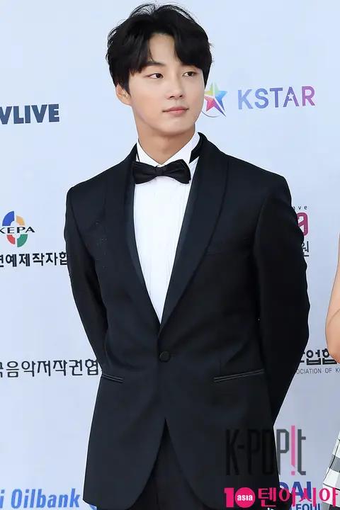 Yoon Si-yun — Dream Concert Red Carpet