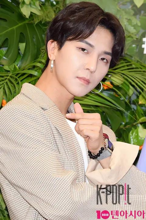 WINNER, Song Min-ho — Launch