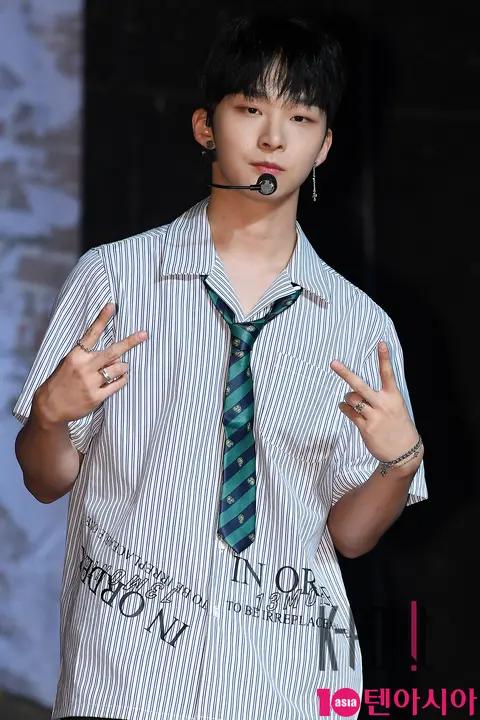 TST, Woo Young — Top Secret Showcase