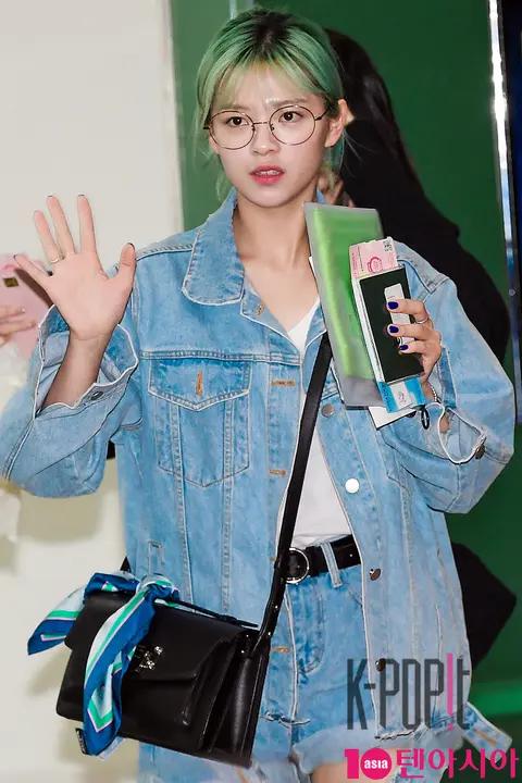 TWICE, Jeongyeon — Airport