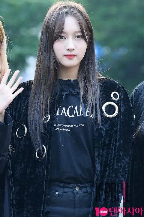 Dreamcatcher, Siyeon — Music Bank Arrival