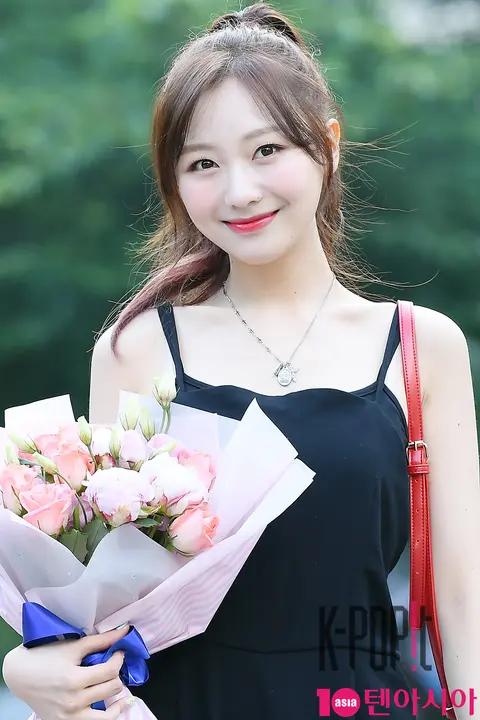 Lovelyz, Ryu Su-jung — Music Bank Arrival